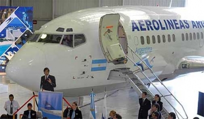 Forcejeos entre pasajeros y personal de Aerol&iacute;neas anoche en Ezeiza