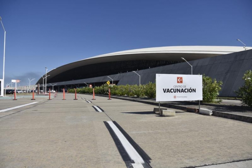 Abre el primer vacunatorio con acceso exclusivo en autom&oacute;vil en el Aeropuerto de Carrasco