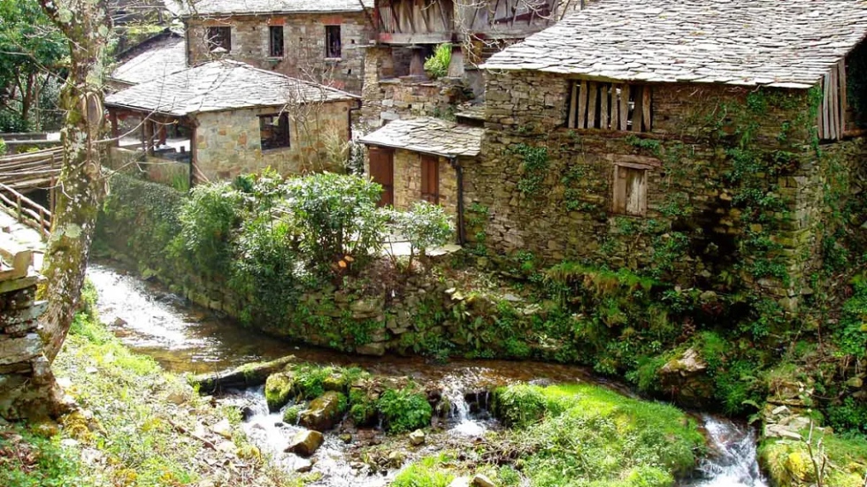 La selva negra asturiana Taramundi, pizarra negra entre riachuelos.