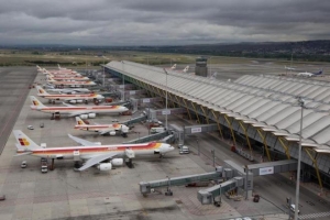El precio del combustible y los costos de personal amenazan los m&aacute;rgenes de las aerol&iacute;neas pese al repunte del tr&aacute;fico