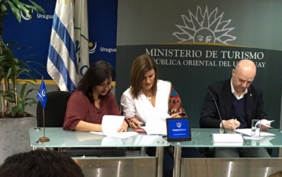 B&aacute;rbara Gimpel y Paola Ferrari, de Aut&oacute;cona; Antonio Car&aacute;mbula, Director de Uruguay XXI.