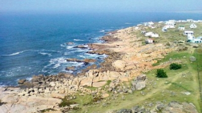 Vista panor&aacute;mica de Cabo Polonio desde lo alto del faro. Los &ldquo;ranchos&rdquo; o casas ocupan un lugar privilegiado frente al mar. S&oacute;lo 350 personas viven all&iacute; permanen-temente.