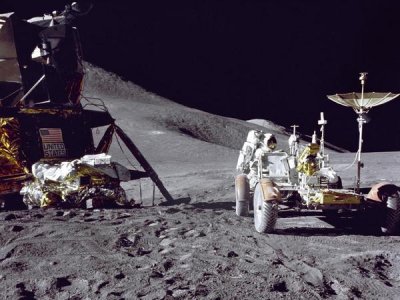 Aunque los aparatos que permanecen en la Luna pertenecen a la NASA, la superficie en la que se asientan son, según la ONU, de toda la humanidad.