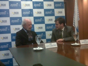 López Mena y Recalde, el 7 de setiembre pasado, cuando firmaron el convenio de código compartido y un “memorando de entendimiento que permitirá explorar nuevas oportunidades de cooperación en diversas áreas comerciales y operativas, como programas de “viajeros frecuentes”, compartir recursos de handling en tierra, intercambio de salas vip y cooperación en iniciativas de venta y desarrollo de productos&quot;.