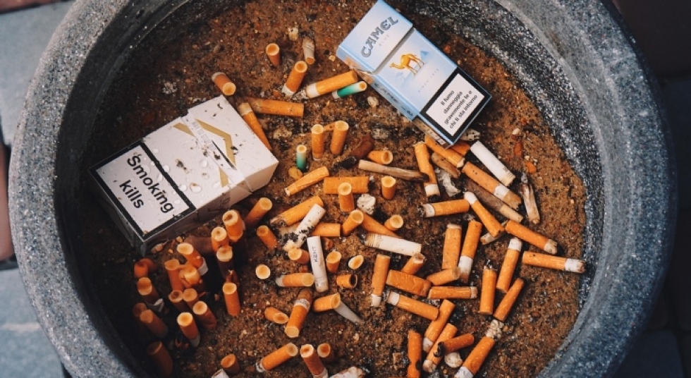 España prohíbe fumar y vapear en terrazas