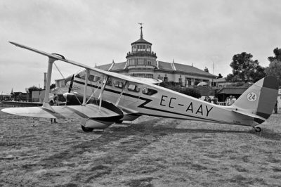 Una imagen de otro tiempo: un Dragon Rapid de Iberia operando en Cuatro Vientos. Pero la foto es actual el avión está abanderado en la Fundación Infante de Orleans y el antiguo edificio del aeródromo sigue en uso 