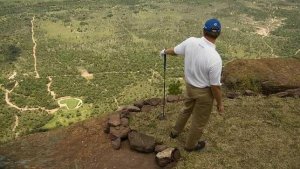 El tee est&aacute; sobre una cima de 400 metros. All&aacute; abajajo se aprecia el green. Los jugadores van en helic&oacute;ptero.