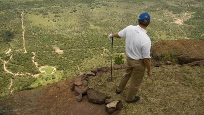 El tee está sobre una cima de 400 metros. Allá abajajo se aprecia el green. Los jugadores van en helicóptero.