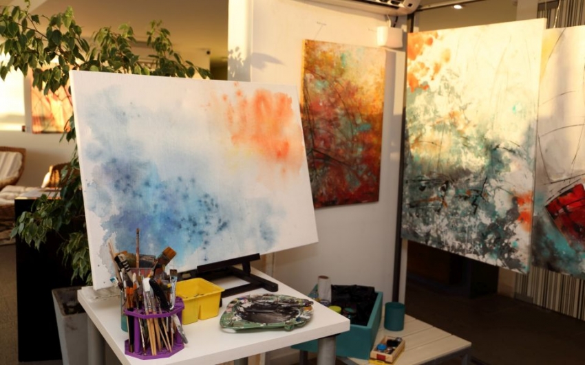 El arte abstracto se apoder&oacute; de La Paloma en un original vernissage