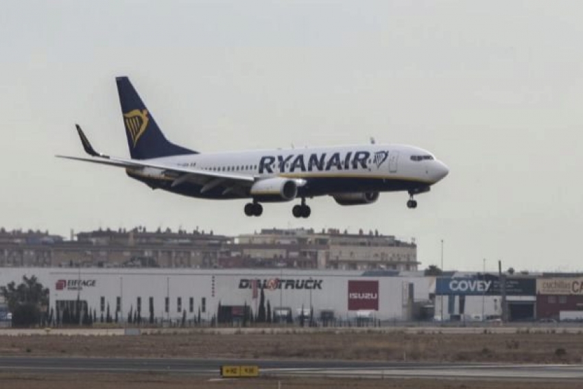 Un avi&oacute;n de Ryanair aterriza en el aeropuerto de Riga (Letonia). 