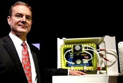 El VP de Boeing Comercial e ingeniero jefe de proyecto 787, Mike Sinnett, cuando mostr&oacute; en Jap&oacute;n, a mediados de marzo, las mejoras realizadas al sistema de bater&iacute;as del B787.