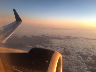 El Boeing 737-300 CX-OAB volando ayer hacia Santiago de Chile
