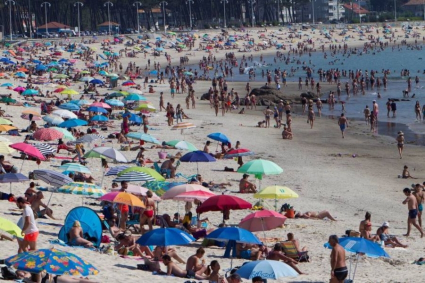 Un caluroso d&iacute;a en la playa de la Fuente a finales de mayo en Vigo.