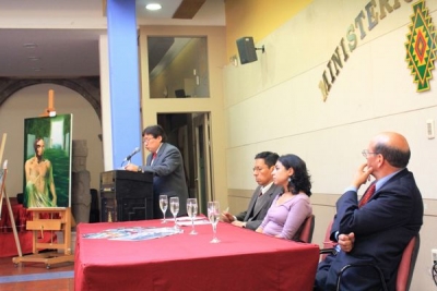 Walter Goyzueta, Director de Expedición Bolivia se dirige al auditórium. Sentados Oswaldo Salcedo, editor de EB, Jazmin Antonio, Representante del Viceministerio de Turismo, Ministerio de Culturas y Jorge Amonzabel, Presidente del CIPTURBOL 