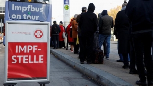 La gente espera frente a un autob&uacute;s de vacunaci&oacute;n durante el brote de la enfermedad por coronavirus (COVID-19) en Viena.