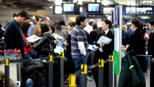 Largas colas en Ezeiza demoran la salida de los vuelos