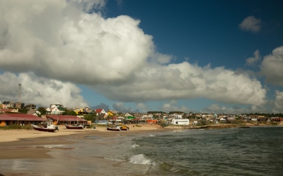 Punta del Diablo en Uruguay es la última ciudad costera significativa antes de la frontera con Brasil.