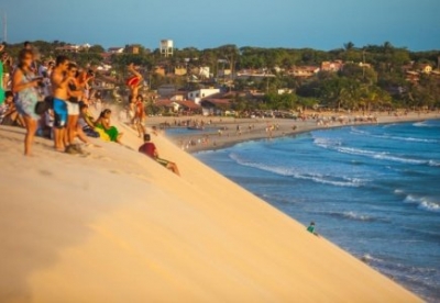 Turistas en una de las dunas de Jericoacoara, en Cear&aacute;.