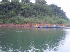 Inauguraron balsa que une Puerto Iguaz&uacute; y Presidente Franco