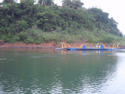 Inauguraron balsa que une Puerto Iguaz&uacute; y Presidente Franco