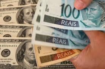 D&oacute;lar turismo se vende a R $ 2,05