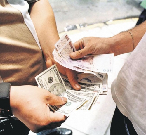El control cambiario enoja a argentinos