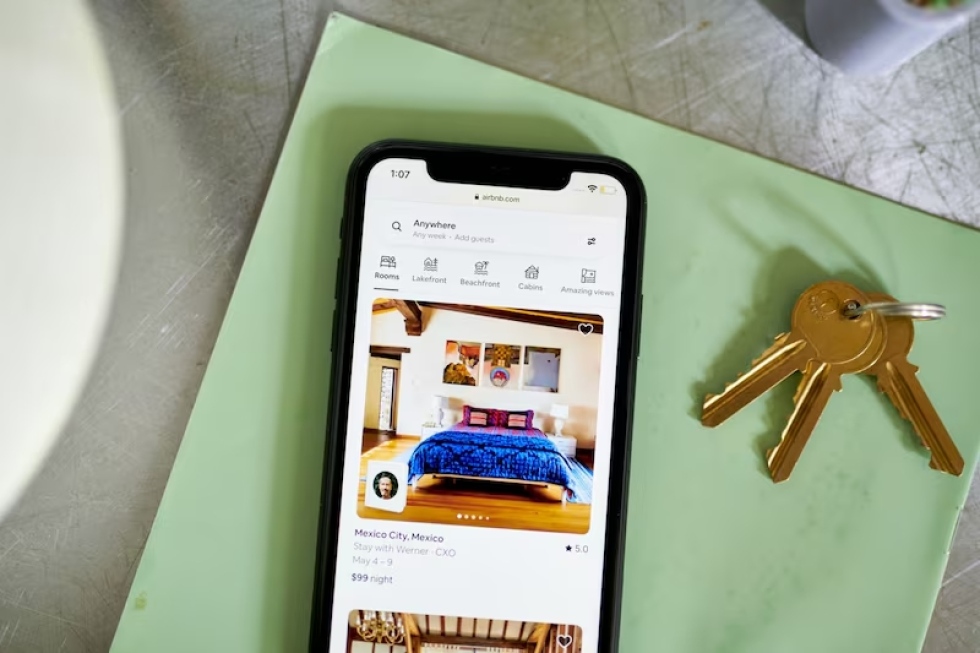 Página de Airbnb en un celular inteligente.