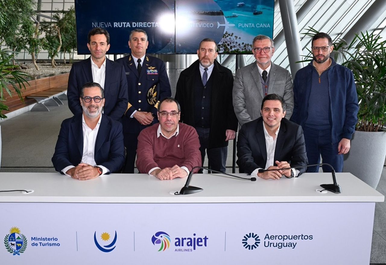 De pie: Diego Arrosa, Alejandro Trujillo, Joel Rodr&iacute;guez, Carlos Pera, Cristian Pos.  Sentados: Manuel Luna, Pablo Menoni, Matias Carluccio,