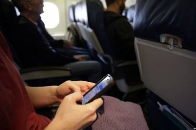 Uso de teléfonos durante los vuelos causa dilema en EEUU