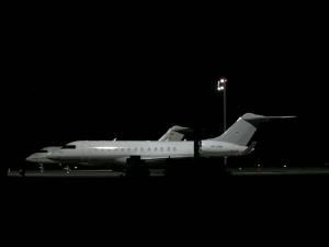 Esta imagen fue capturada por un integrante de nuestro equipo durante la noche de este viernes 15 en la pista del aeropuerto de Laguna del Sauce, Son dos CRJ200 Bombardier, los mismos que operaban las rutas de Sol, propiedad de Air Nostrum de España