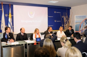 Joao Paulo Stropaissi, Gerente de Producto Am&eacute;rica del Sur de Flytour Viagens; Luis Polakof, Director de Desarrollo Econ&oacute;mico de la Intendencia de Montevideo; Teresita Camejo, Directora de Welcome Am&eacute;rica; H&eacute;ctor Lescano, Ministro de Turismo; Lili&aacute;m Kechichi&aacute;n, Vice Ministra de Turismo;  Eloi de Oliveira, Presidente y Fundador del Grupo Flytour 