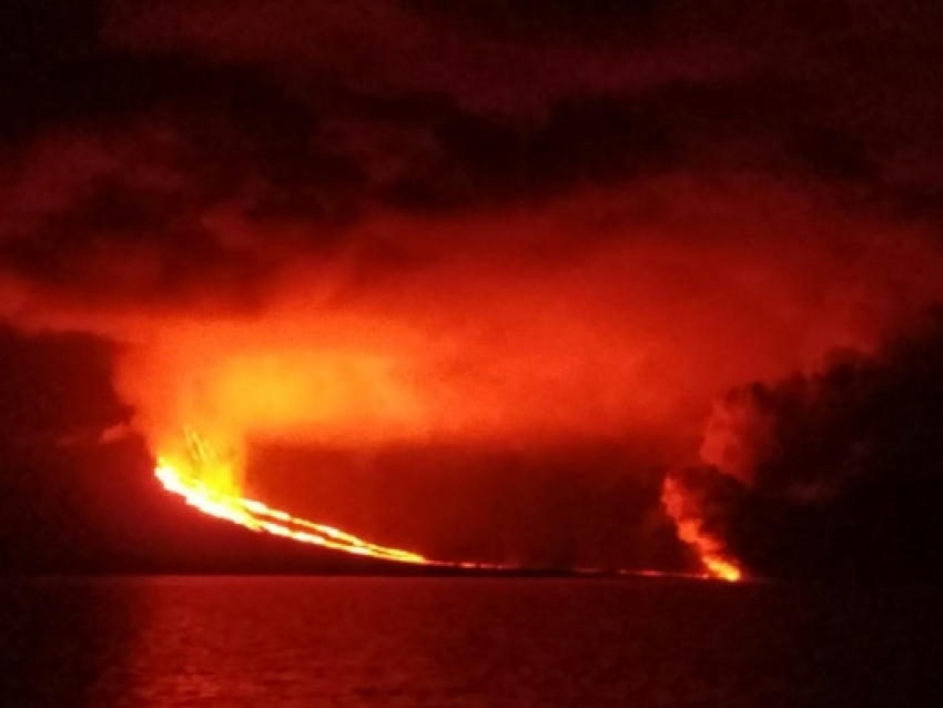 Imagen de la erupci&oacute;n del volc&aacute;n La Cumbre en la Isla Fernandina, en el archipi&eacute;lago de Gal&aacute;pagos, Ecuador, el 16 de junio de 2018.