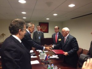 Momento en que los cancilleres de Paraguay y Rusia formalizan el acuerdo.