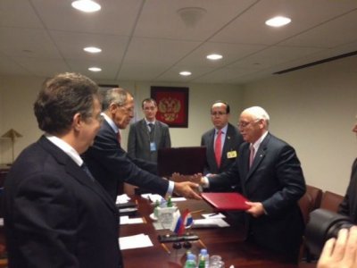 Momento en que los cancilleres de Paraguay y Rusia formalizan el acuerdo.