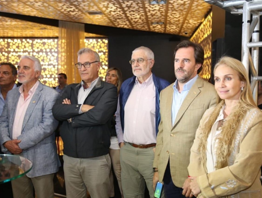 De izq. a der. Intendente de Maldonado, Jes&uacute;s Bentancur; Director Nacional de Turismo, Carlos Fagetti; Ministro de Turismo Benjam&iacute;n Liberoff; Ministro de Turismo designado, Germ&aacute;n Cardoso y Presidente del Punta del este Convention &amp; Visitors Bureau, Graciela caffera