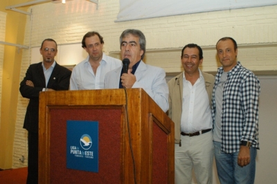 Habla Daniel Hidalgo, Presidente de la Unión de Comerciantes  de Maldonado y atrás, los titulares de las otras corporaciones: Jorge Martínez Jorge, Cámara Empresarial; Alejandro Viñña, Corporación Gastronómica; Héctor Araújo, Liga de Punta del Este y Fernando Massa, Centro de Hoteles.
