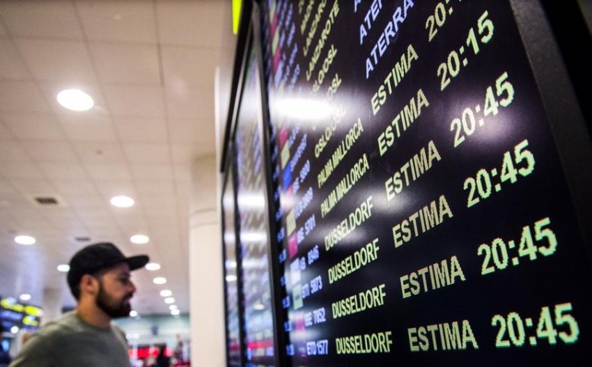 Las compañías aconsejan a los pasajeros comprobar el estado de sus vuelos.