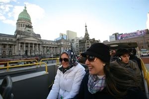 Siguen llegando turistas a Buenos Aires, pero gastan mucho menos