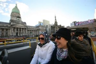 Siguen llegando turistas a Buenos Aires, pero gastan mucho menos