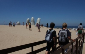 Turistas en Uruguay llegar&aacute;n a tres millones