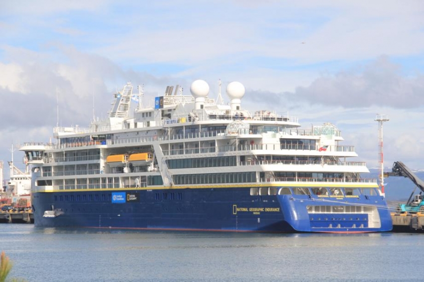 National Geographic Endurance amarrado en el Puerto de Ushuaia.