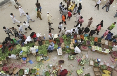Mercado de frutas y verduras en la ciudad de Sonapur, alojamiento de trabajadores, Dubai.