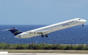 Avi&oacute;n de InselAir aterriza de emergencia en el AILA
