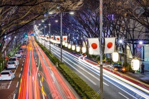Tráfico de Harajuku de Tokio Japón en la noche de las linternas
