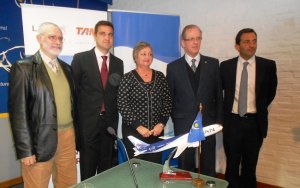 Benjam&iacute;n Liberoff, Subsecretario de Turismo; Francisco Chiari, Gerente General Grupo Latam en Uruguay; Lili&aacute;m Kechichi&aacute;n, Ministra de Turismo; Augusto Arzubiaga, Embajador de Per&uacute; en Uruguay; Diego Arrosa, Gerente General Aeropuerto Internacional  de Carrasco