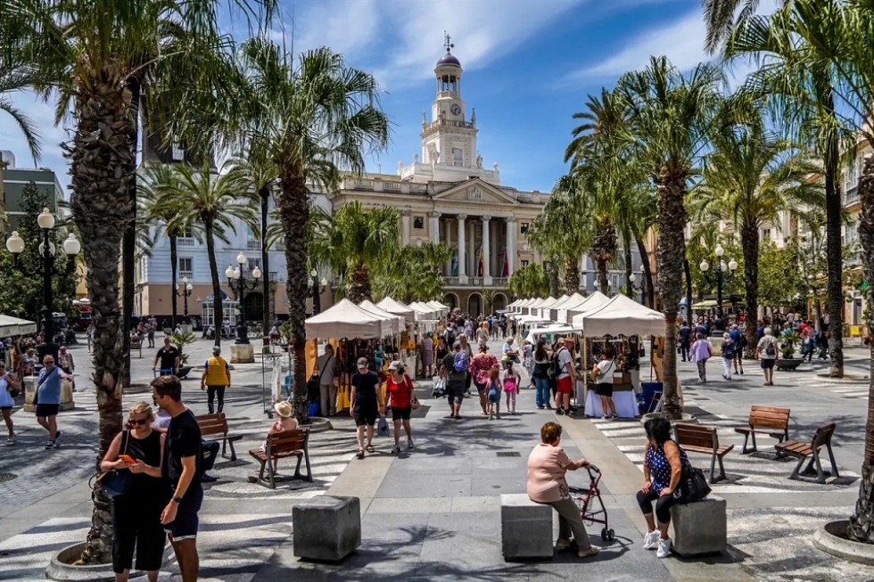 Turistas en la Plaza de San Juan de Dios de Cadiz.