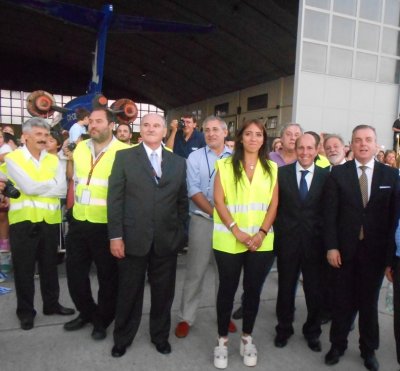 En el hangar, observando el aterrizaje  Heber Vico, Javier Cruz; Daniel Olmedo, Fernando González, Sabrina Acevedo, Sergio Riolfo, Carlos Trelles y Fernando Cetrulo