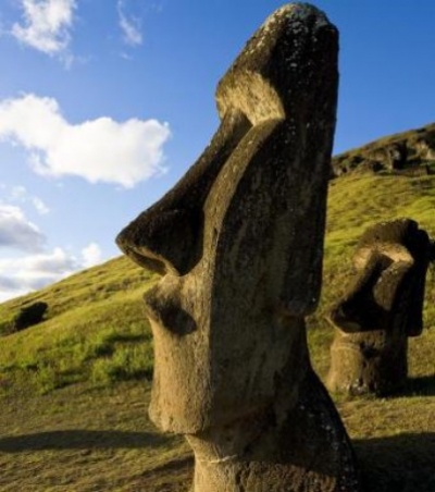 Moais en la ladera del extinto volcán Ranu Raraku de la isla de Pascua (Chile)