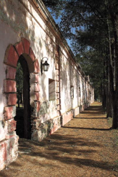 Una de las paredes que quedan del antiguo presidio militar