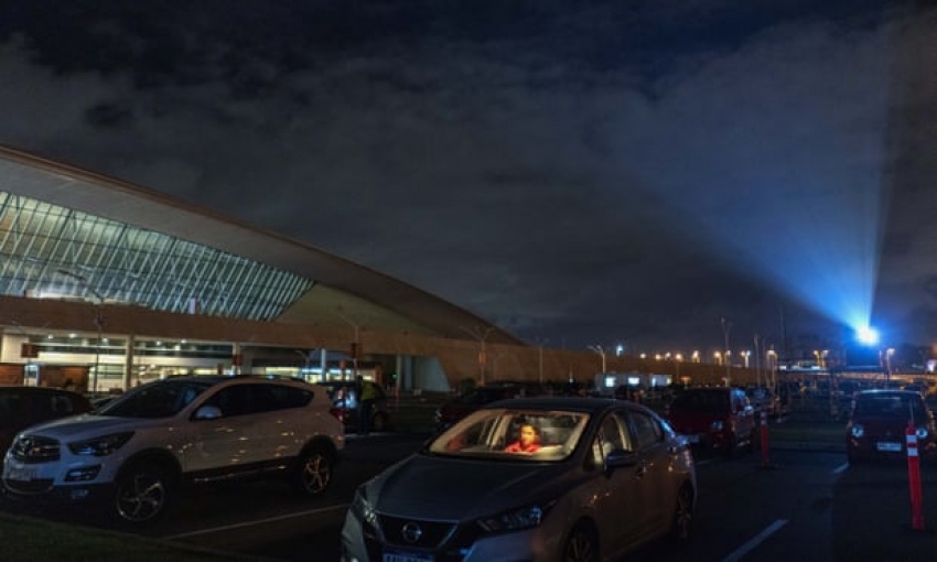 A medida que la pandemia cancela vuelos, Uruguay convierte su aeropuerto en un autocine